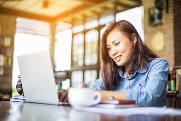 Dizüstü bilgisayarın dokunmatik pedinde el kontrolü.