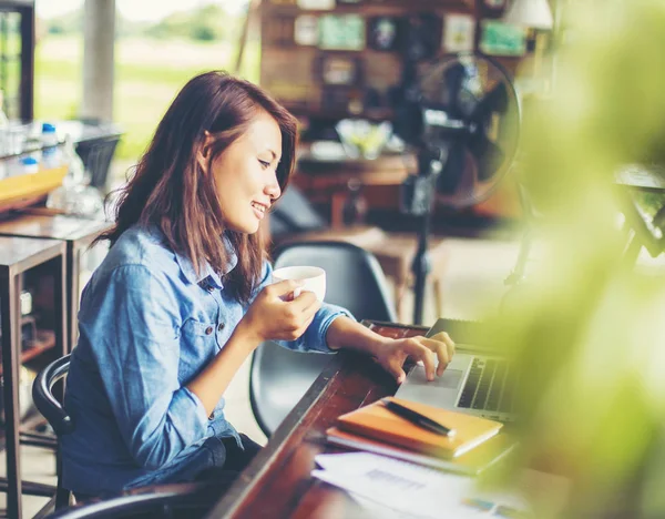 Dizüstü bilgisayarın dokunmatik pedinde el kontrolü.