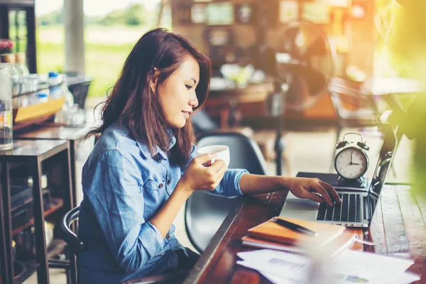 Dizüstü bilgisayarın dokunmatik pedinde el kontrolü.