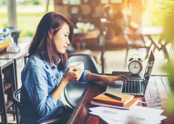 Dizüstü bilgisayarın dokunmatik pedinde el kontrolü.