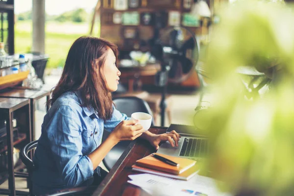 Dizüstü bilgisayarın dokunmatik pedinde el kontrolü.