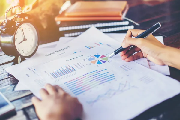 İş ekibi ofiste otururken dizüstü bilgisayarda çalışıyor. İş adamları.