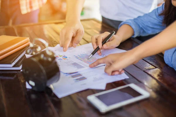 Business Team Som Arbetar Bärbar Dator Medan Sitter Kontoret Affärsmän — Stockfoto