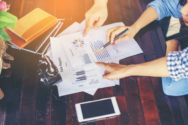 İş ekibi ofiste otururken dizüstü bilgisayarda çalışıyor. İş adamları.