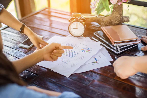 Business Team Som Arbetar Bärbar Dator Medan Sitter Kontoret Affärsmän — Stockfoto