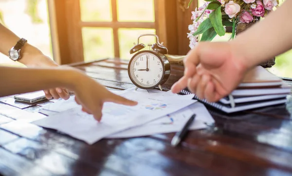 Business Team Som Arbetar Bärbar Dator Medan Sitter Kontoret Affärsmän — Stockfoto