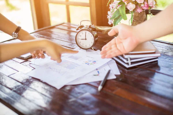 Squadra Lavoro Che Lavora Sul Computer Portatile Mentre Seduto Ufficio — Foto Stock