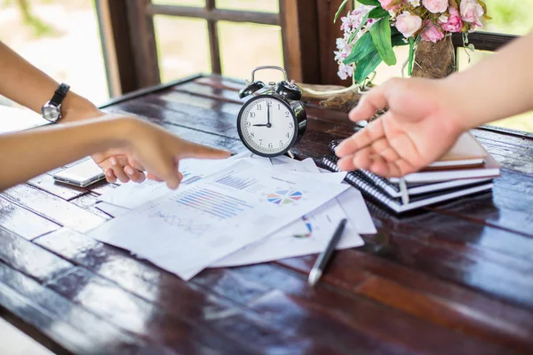 Business Team Som Arbetar Bärbar Dator Medan Sitter Kontoret Affärsmän — Stockfoto