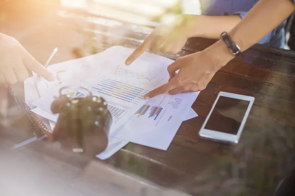 Business Team Som Arbetar Bärbar Dator Medan Sitter Kontoret Affärsmän — Stockfoto