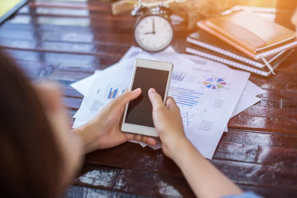 İş ekibi ofiste otururken dizüstü bilgisayarda çalışıyor. İş adamları.