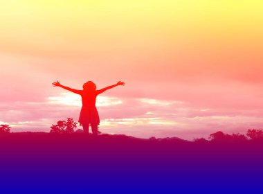 Güzel bir arka plan için dua eden bir kadın silueti.