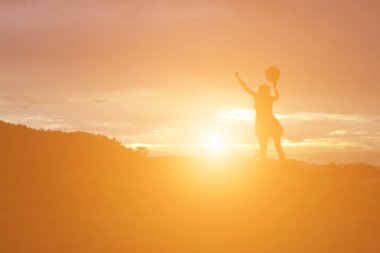 Güzel bir arka plan için dua eden bir kadın silueti.