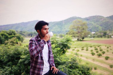 yakışıklı hipster Park'ta yürüyordunuz sabah kahve adamla sakallı.