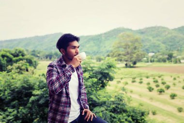 yakışıklı hipster Park'ta yürüyordunuz sabah kahve adamla sakallı.