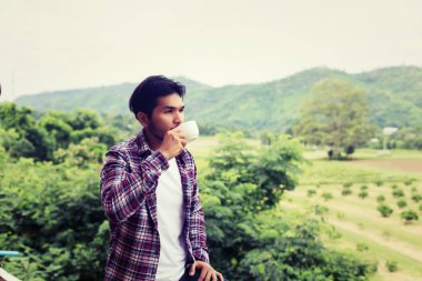 yakışıklı hipster Park'ta yürüyordunuz sabah kahve adamla sakallı.