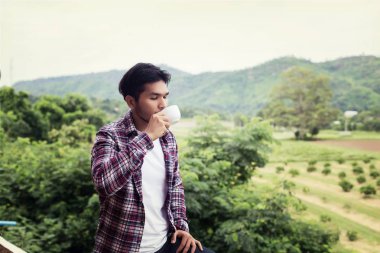 yakışıklı hipster Park'ta yürüyordunuz sabah kahve adamla sakallı.