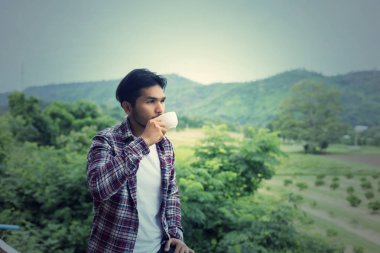 yakışıklı hipster Park'ta yürüyordunuz sabah kahve adamla sakallı.