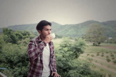 yakışıklı hipster Park'ta yürüyordunuz sabah kahve adamla sakallı.