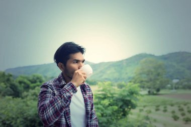 yakışıklı hipster Park'ta yürüyordunuz sabah kahve adamla sakallı.