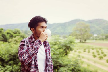 yakışıklı hipster Park'ta yürüyordunuz sabah kahve adamla sakallı.