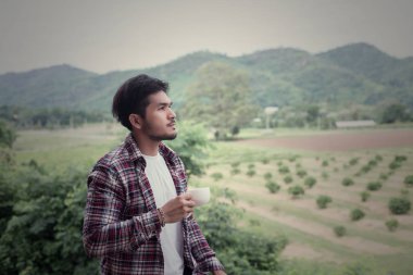 yakışıklı hipster Park'ta yürüyordunuz sabah kahve adamla sakallı.