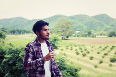 yakışıklı hipster Park'ta yürüyordunuz sabah kahve adamla sakallı.