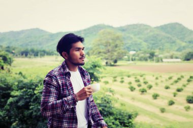 yakışıklı hipster Park'ta yürüyordunuz sabah kahve adamla sakallı.