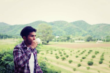 yakışıklı hipster Park'ta yürüyordunuz sabah kahve adamla sakallı.