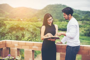 Dizüstü bilgisayarda yazarak ve kitap okuma genç eğitim uygulama birlikte el.