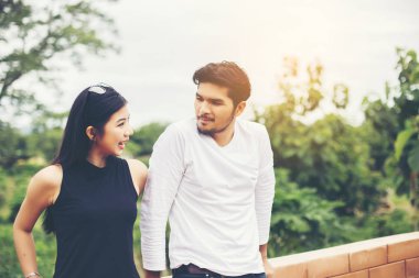 Genç yakışıklı erkek arkadaşı, sarılma o üzgün ve kızgın.