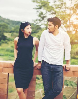 Genç yakışıklı erkek arkadaşı, sarılma o üzgün ve kızgın.