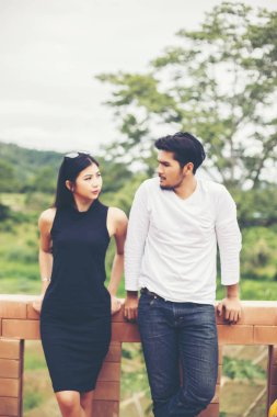 Genç yakışıklı erkek arkadaşı, sarılma o üzgün ve kızgın.