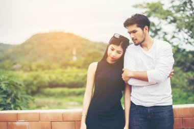 Genç yakışıklı erkek arkadaşı, sarılma o üzgün ve kızgın.