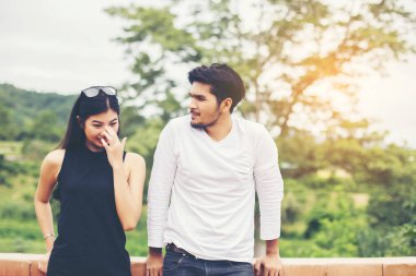 Genç yakışıklı erkek arkadaşı, sarılma o üzgün ve kızgın.