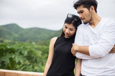 Genç yakışıklı erkek arkadaşı, sarılma o üzgün ve kızgın.