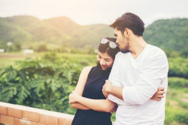 Genç yakışıklı erkek arkadaşı, sarılma o üzgün ve kızgın.