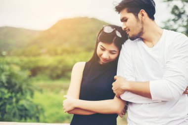 Genç yakışıklı erkek arkadaşı, sarılma o üzgün ve kızgın.