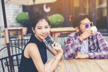 Grup genç yenilikçi bir kafede oturan genç neşeli arkadaşları ise eğleniyor birlikte zaman ayırın, tatil özgürlüğün keyfini çıkarın.
