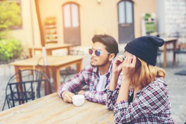 Grup genç yenilikçi bir kafede oturan genç neşeli arkadaşları ise eğleniyor birlikte zaman ayırın, tatil özgürlüğün keyfini çıkarın.