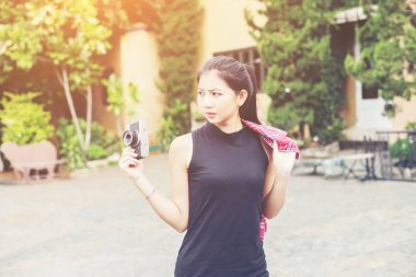 Retro kamera, Vintage retro tarzı Asyalı kız tatil mutlu gülümseyerek üzerinde olan güzel kadın.