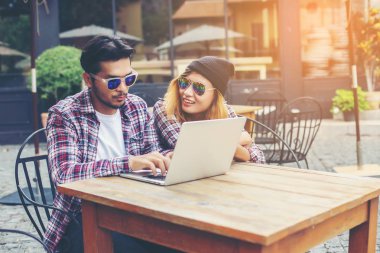 Grup genç yenilikçi bir kafede oturan genç neşeli arkadaşları ise eğleniyor birlikte zaman ayırın, tatil özgürlüğün keyfini çıkarın.