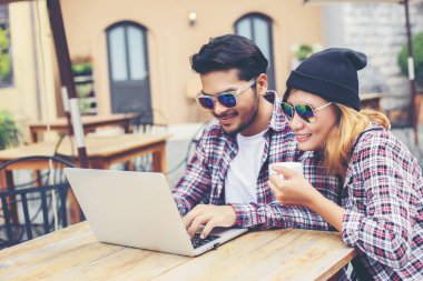 Grup genç yenilikçi bir kafede oturan genç neşeli arkadaşları ise eğleniyor birlikte zaman ayırın, tatil özgürlüğün keyfini çıkarın.