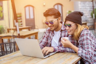 Grup genç yenilikçi bir kafede oturan genç neşeli arkadaşları ise eğleniyor birlikte zaman ayırın, tatil özgürlüğün keyfini çıkarın.