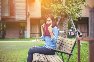 Hippi kız parkta okuma kitabı, Enjoy doğa etrafında süre rahatlatıcı sevimli.