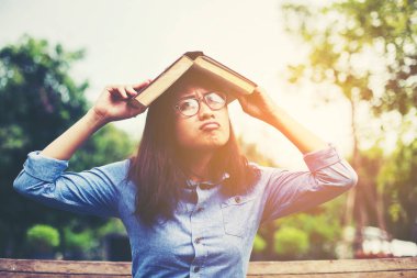 Hippi kız parkta okuma kitabı, Enjoy doğa etrafında süre rahatlatıcı sevimli.