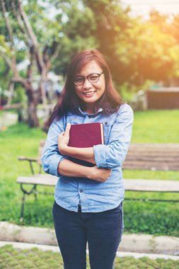 Hippi kız parkta okuma kitabı, Enjoy doğa etrafında süre rahatlatıcı sevimli.