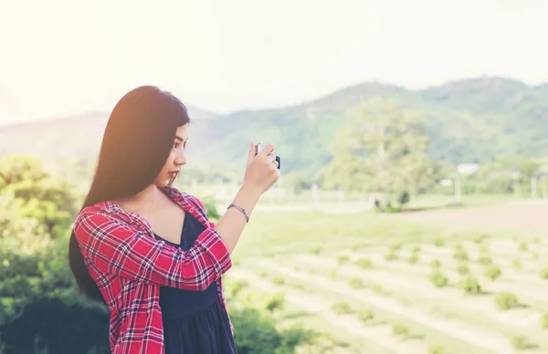 Vintage Belle Donne Fotografia Piedi Mano Che Tiene Fotocamera Retrò — Foto Stock