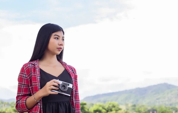 Vintage Van Mooie Vrouwen Fotografie Staande Hand Bedrijf Retro Camera — Stockfoto