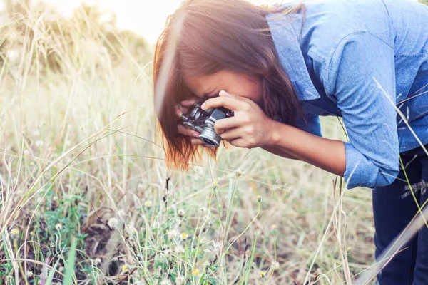 Vintage Hermosas Mujeres Fotografía Pie Mano Sosteniendo Cámara Retro Con —  Fotos de Stock