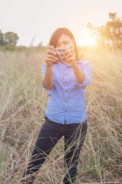 Vintage Van Mooie Vrouwen Fotografie Staande Hand Bedrijf Retro Camera — Stockfoto